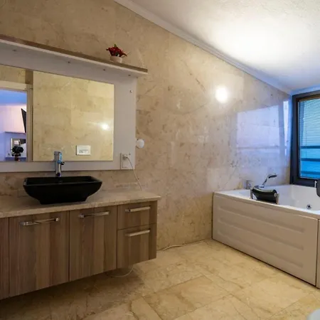 5 Bedroom - Private Pool And Seaviews *