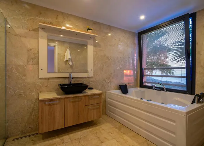 5 Bedroom - Private Pool And Seaviews Villa *